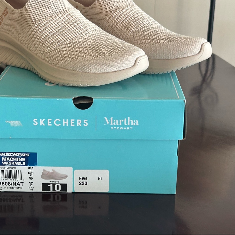 NEW IN BOX Skechers Martha Stewart slip on walking shoes